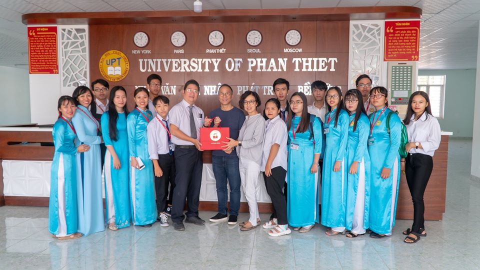 Đại diện đoàn tình nguyện viên Hong Kong đến tham quan ĐHPT